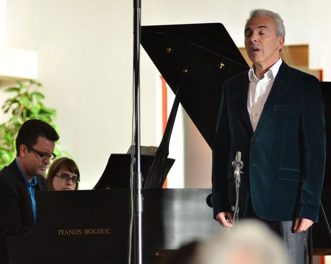 François Le Roux chante accompagné d'un piano.