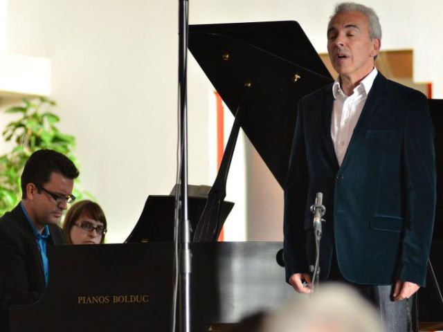 François Le Roux chante accompagné d'un piano.
