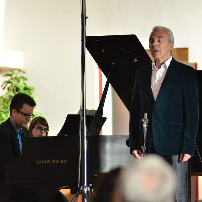 François Le Roux chante accompagné d'un piano.