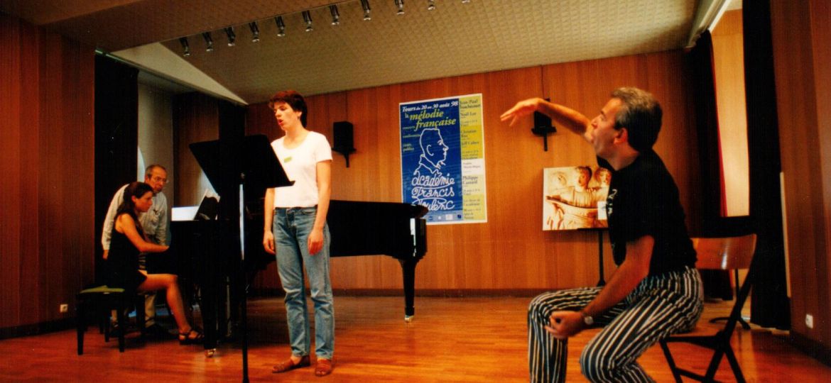 Au piano Elsa Lambert, surveillée par Noël Lee, et Dominika Hirschler (mezzo), et devant... Francois Le Roux avec le bras levé