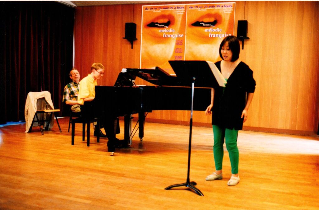 Au piano Jean-Michel Riether, avec Noël Lee derrière lui, et Kim Mi-Yung (soprano) au pupitre