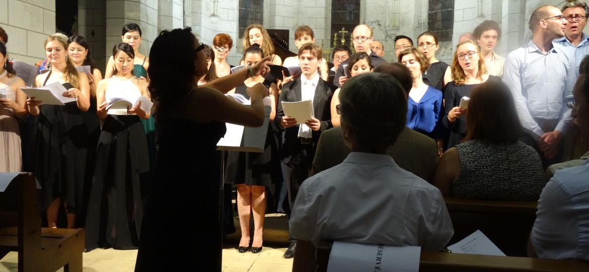 En chœur au concert de clôture, avec Stella Souppaya dirigeant, à Noizay