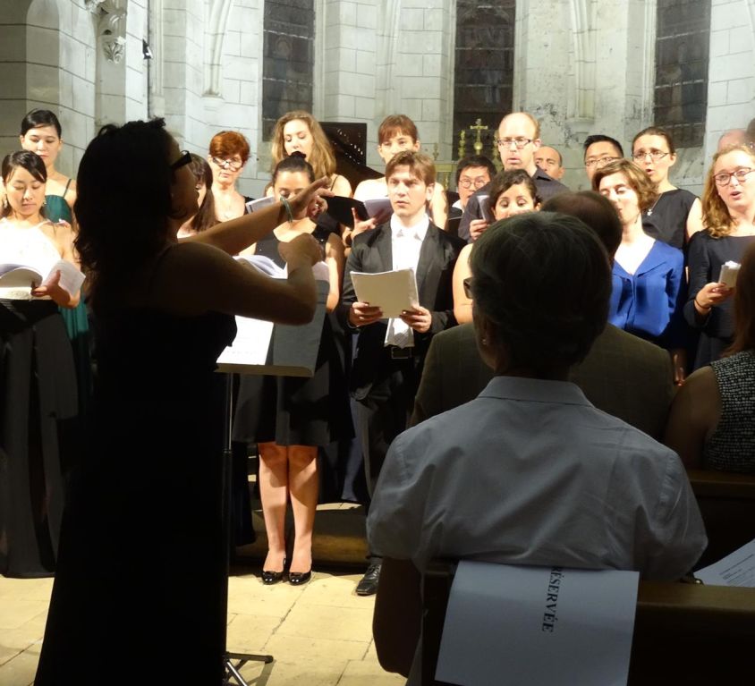 En chœur au concert de clôture, avec Stella Souppaya dirigeant, à Noizay
