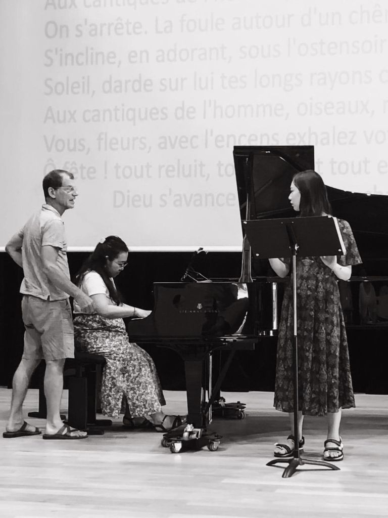 en N & B, Jeff, Asami Beniya Berlioz au piano, et Mone Kitashiro de profil