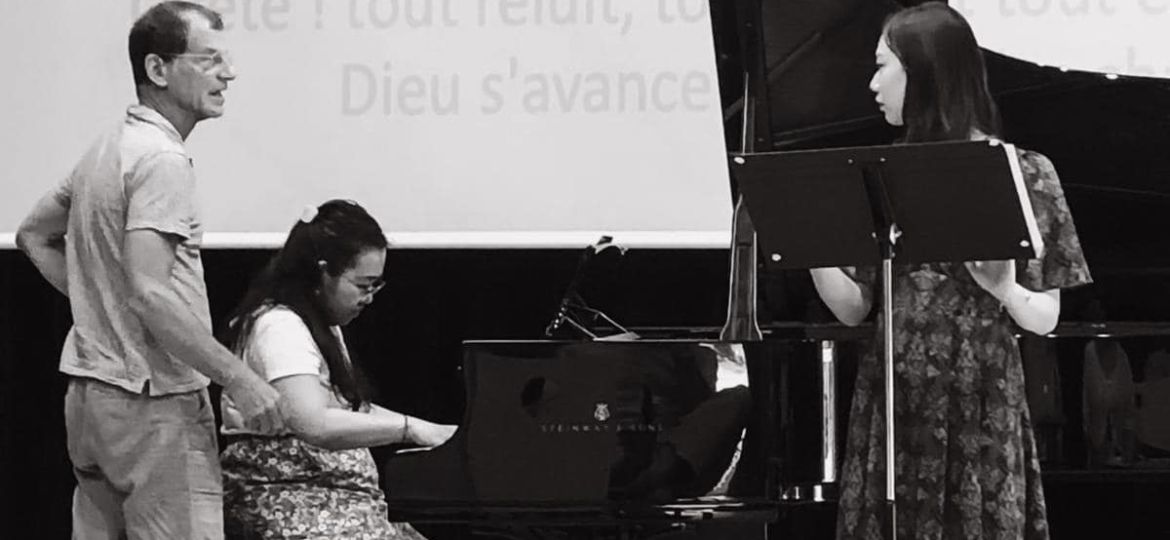 en N & B, Jeff, Asami Beniya Berlioz au piano, et Mone Kitashiro de profil