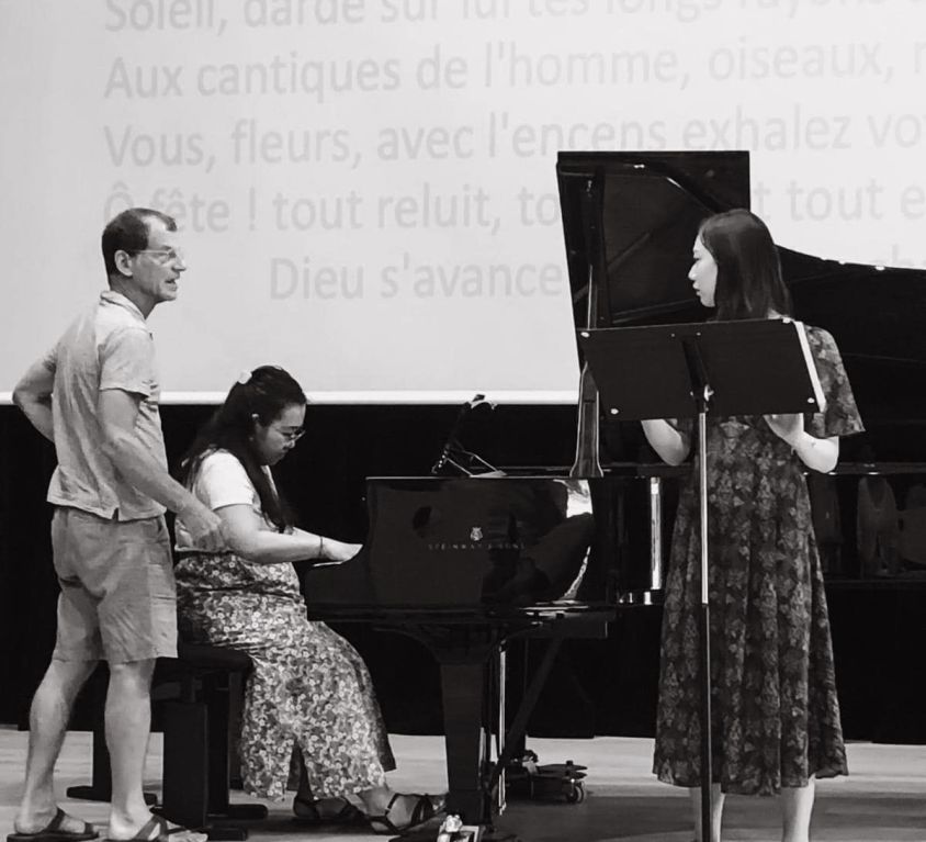 en N & B, Jeff, Asami Beniya Berlioz au piano, et Mone Kitashiro de profil